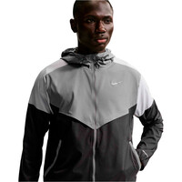 Nike CHAQUETA RUNNING HOMBRE IMPOSSIBLY LIGHT WINDRUNNER GRIS vista detalle