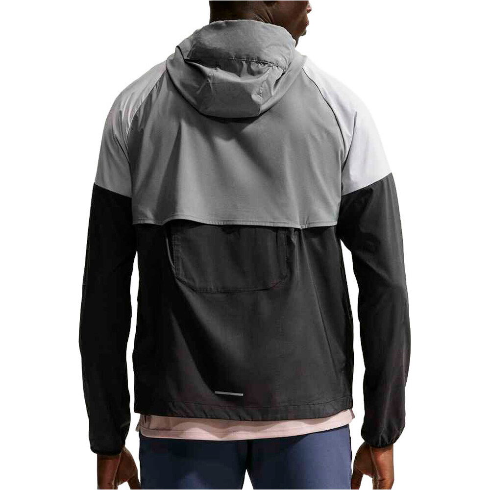 Nike CHAQUETA RUNNING HOMBRE IMPOSSIBLY LIGHT WINDRUNNER GRIS vista trasera