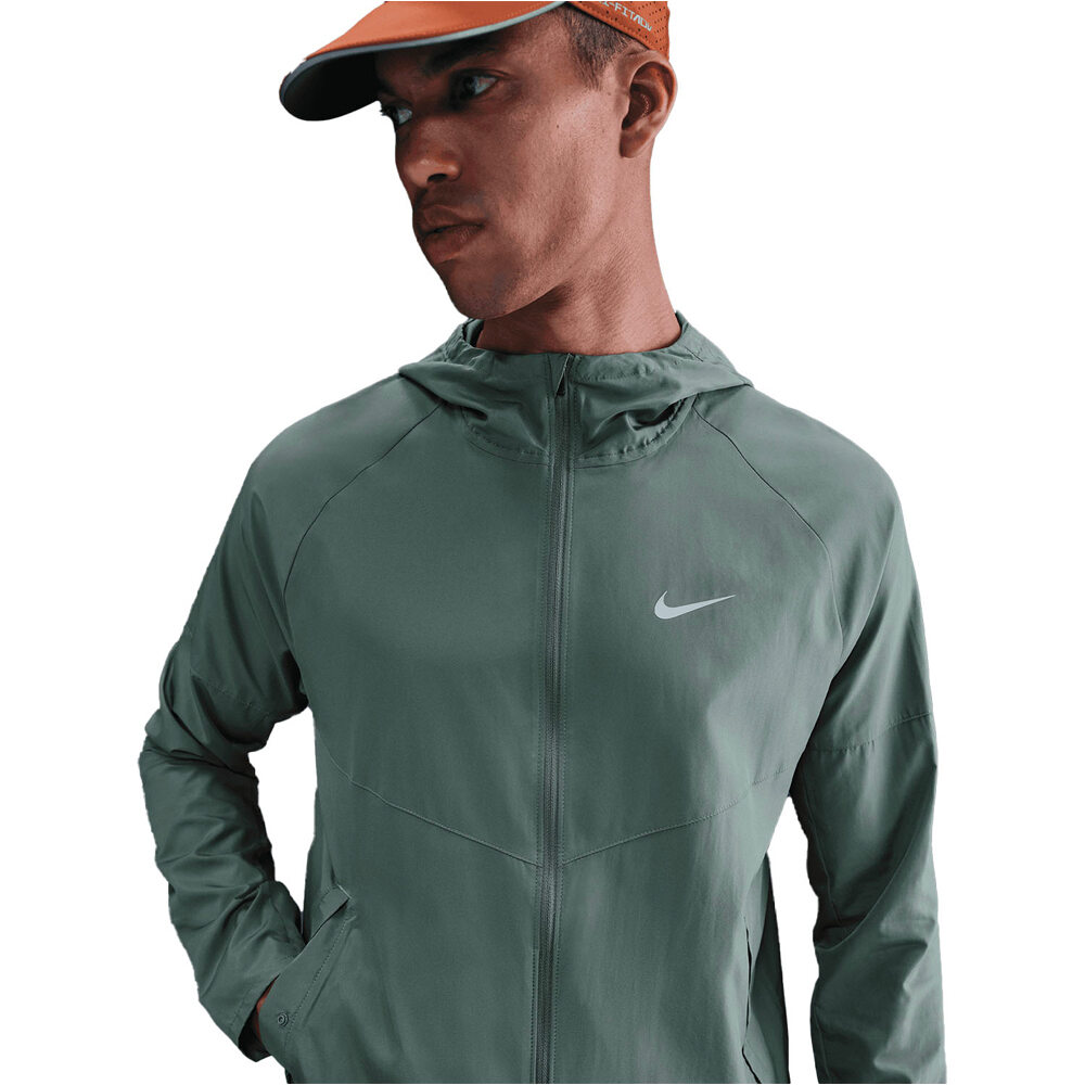 Nike CHAQUETA RUNNING HOMBRE MILER REPEL VERDE vista detalle