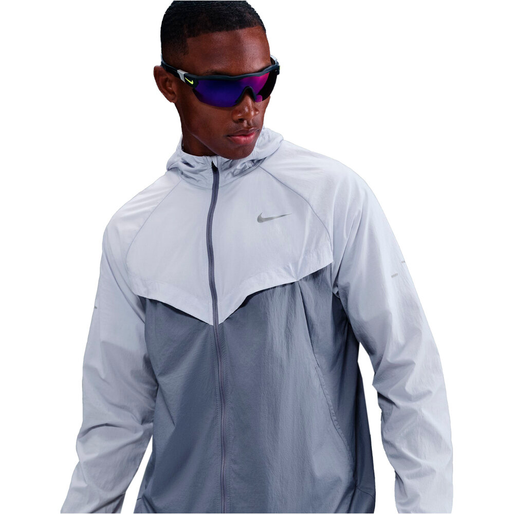 Nike CHAQUETA RUNNING HOMBRE STRIDE REPEL UV AZUL vista detalle