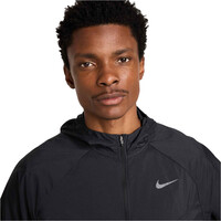 Nike CHAQUETA RUNNING HOMBRE STRIDE REPEL UV NEGRO vista detalle