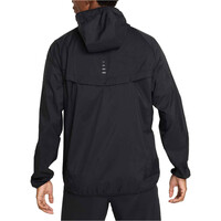 Nike CHAQUETA RUNNING HOMBRE STRIDE REPEL UV NEGRO vista trasera