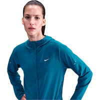 Nike CHAQUETA RUNNING MUJER DRI-FIT SWIFT AZUL vista detalle