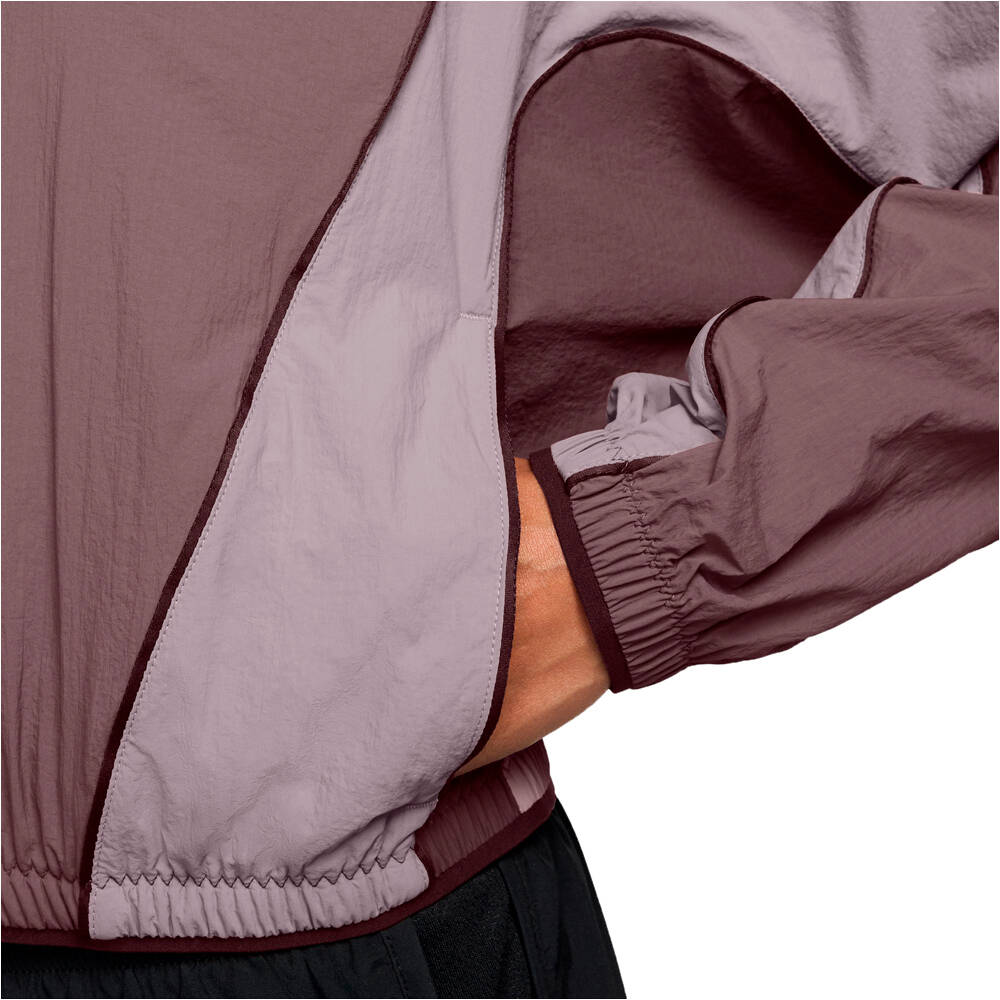 Nike CHAQUETA RUNNING MUJER DRI-FIT SWIFT MARRON vista detalle