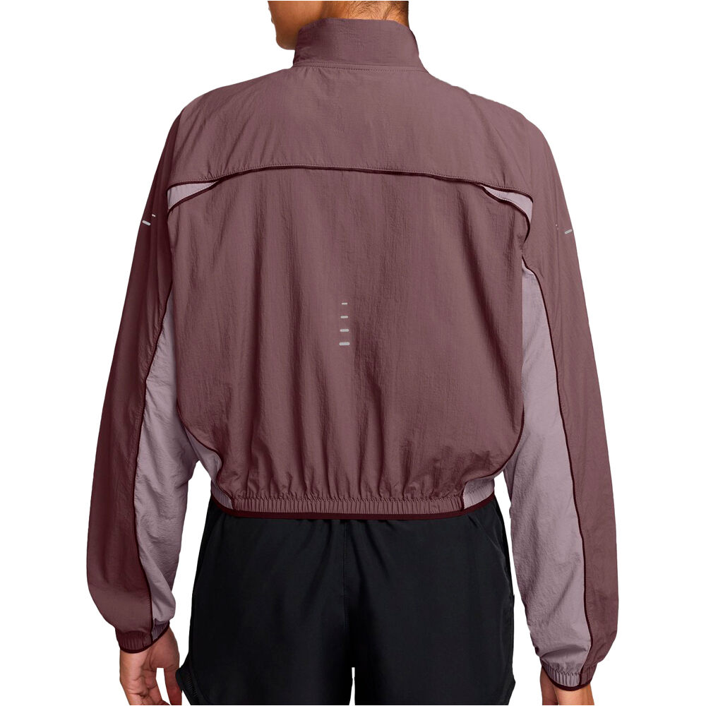 Nike CHAQUETA RUNNING MUJER DRI-FIT SWIFT MARRON vista trasera