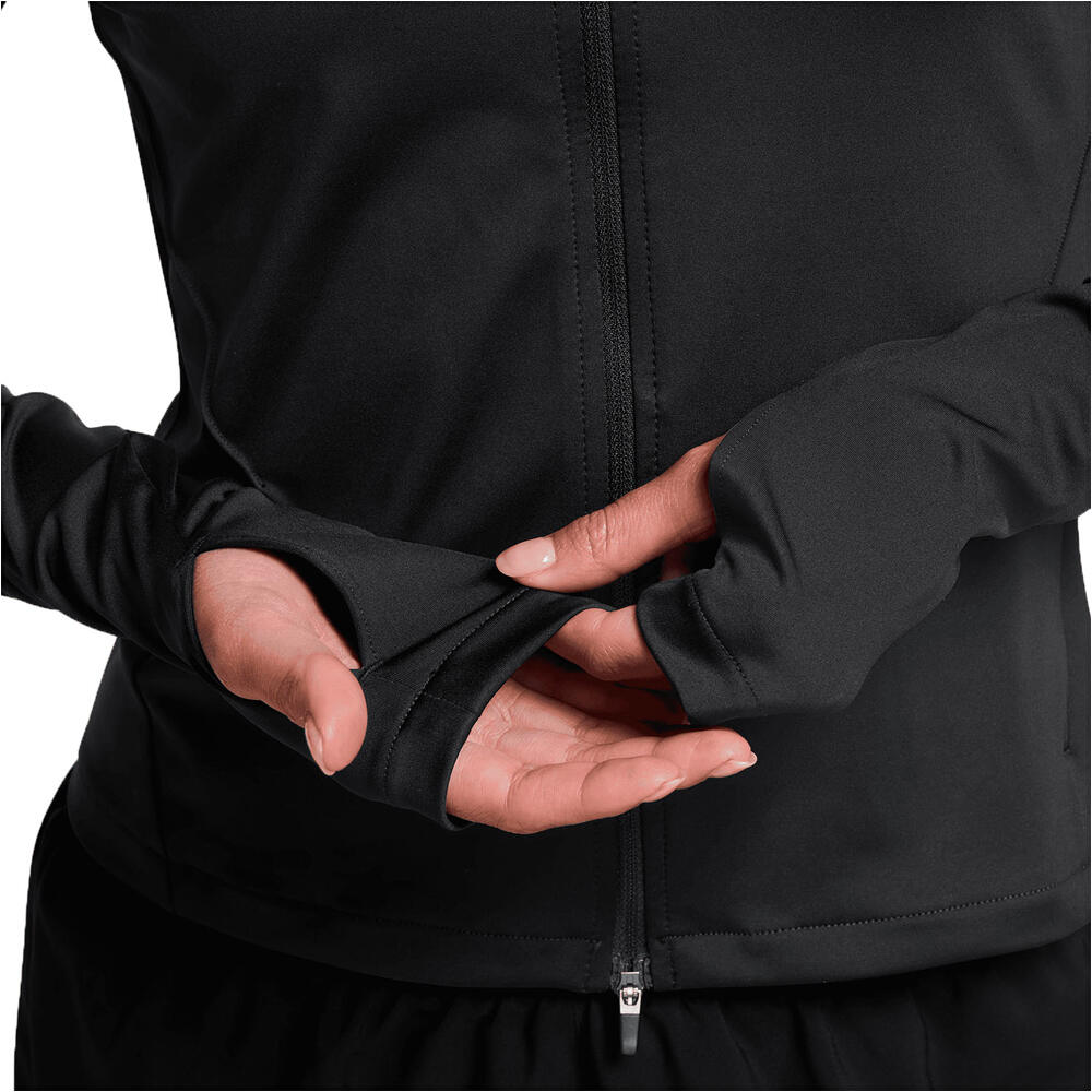 Nike CHAQUETA RUNNING MUJER DRI-FIT SWIFT NEGRO vista detalle