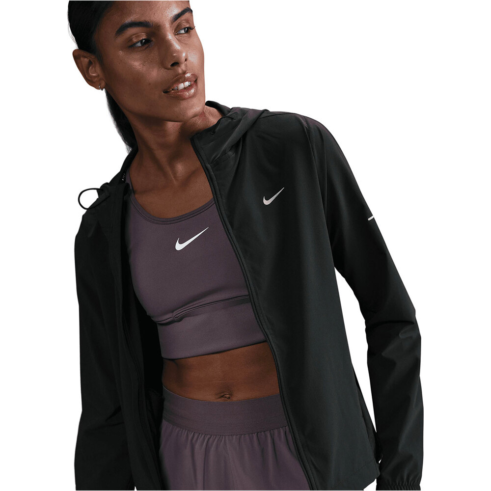 Nike CHAQUETA RUNNING MUJER SWIFT NEGRO vista detalle