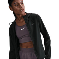 Nike CHAQUETA RUNNING MUJER SWIFT NEGRO vista detalle