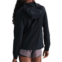 Nike CHAQUETA RUNNING MUJER SWIFT NEGRO vista trasera
