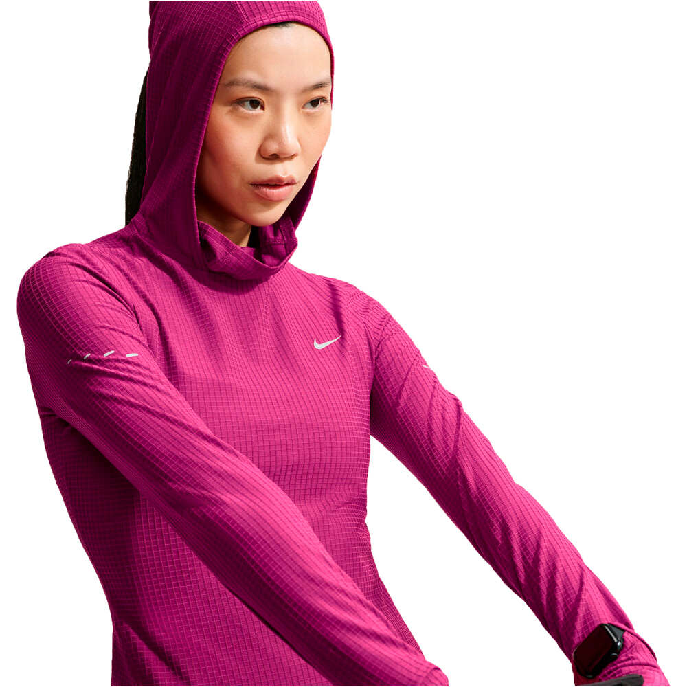 Nike CHAQUETA RUNNING MUJER W NK TF SWIFT HOODED LS TOP ROJO vista detalle
