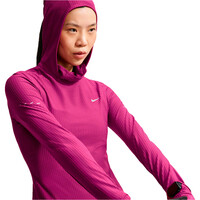 Nike CHAQUETA RUNNING MUJER W NK TF SWIFT HOODED LS TOP ROJO vista detalle