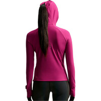 Nike CHAQUETA RUNNING MUJER W NK TF SWIFT HOODED LS TOP ROJO vista trasera