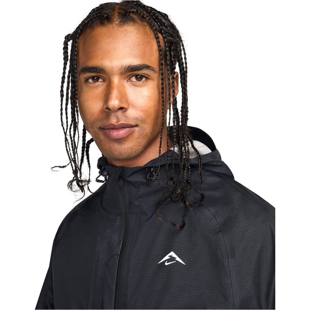Nike CHAQUETA TRAIL RUNNING HOMBRE COSMIC PEAKS STORM-FIT ADV NEGRO vista detalle