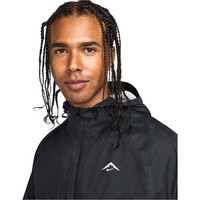 Nike CHAQUETA TRAIL RUNNING HOMBRE COSMIC PEAKS STORM-FIT ADV NEGRO vista detalle