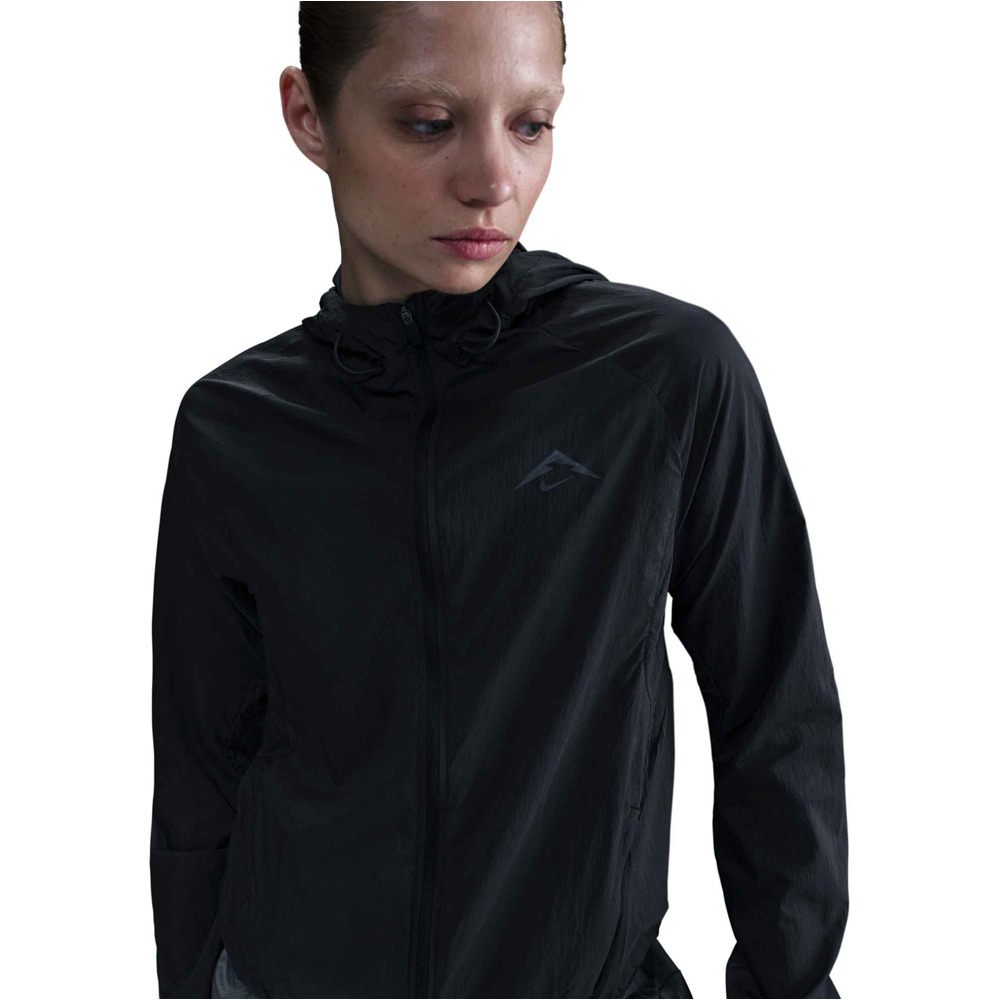 Nike CHAQUETA TRAIL RUNNING MUJER TRAIL REPEL NEGRO vista detalle