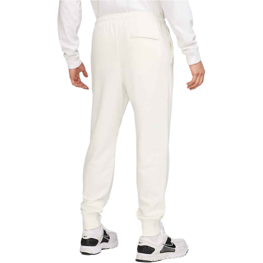 Nike pantalón hombre CLUB MARRON vista trasera