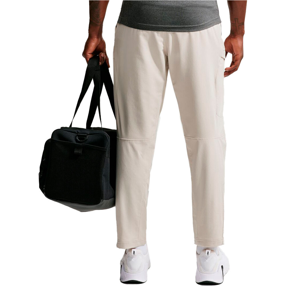 Nike pantalón hombre DRI-FIT UNLIMITED MARRON vista trasera