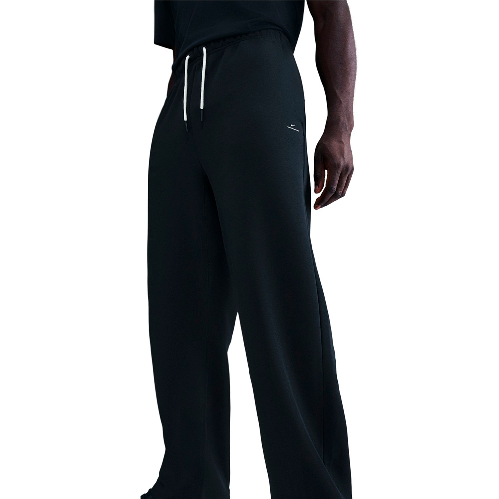 Nike pantalón hombre THERMA-FIT STANDARD ISSUE GRIS vista detalle