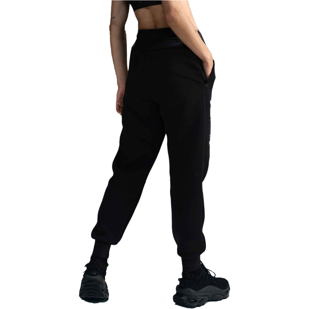 Nike pantalón mujer SPORTSWEAR TECH NEGRO vista trasera