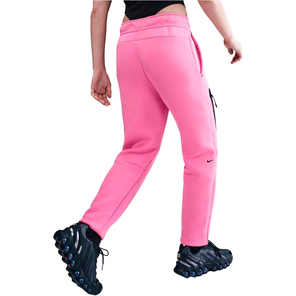 Nike pantalón mujer SPORTSWEAR TECH ROSA vista trasera