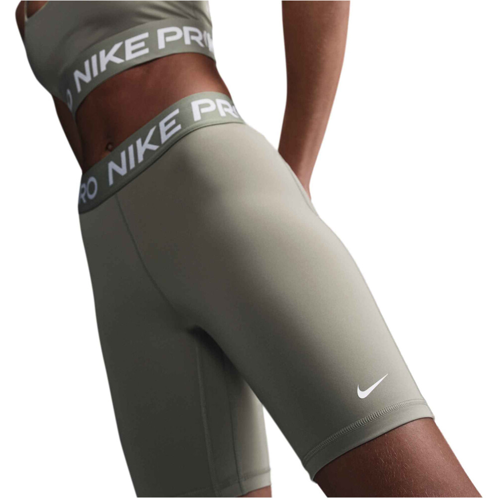 Nike pantalones y mallas cortas fitness mujer PRO 365 VERDE vista detalle