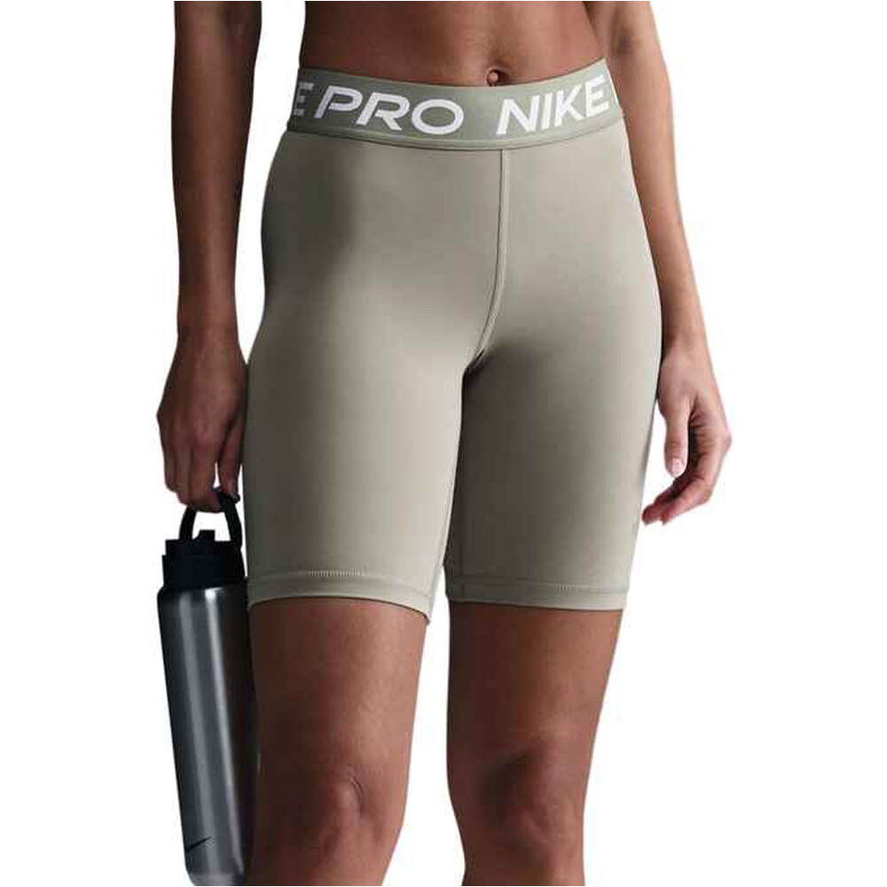 Nike pantalones y mallas cortas fitness mujer PRO 365 VERDE vista frontal