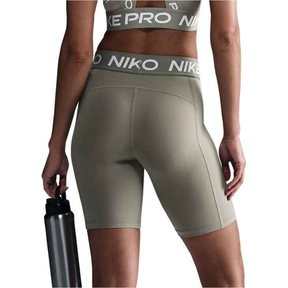Nike pantalones y mallas cortas fitness mujer PRO 365 VERDE vista trasera