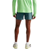 Nike pantaloneta técnica hombre DRI-FIT MILER VERDE vista trasera