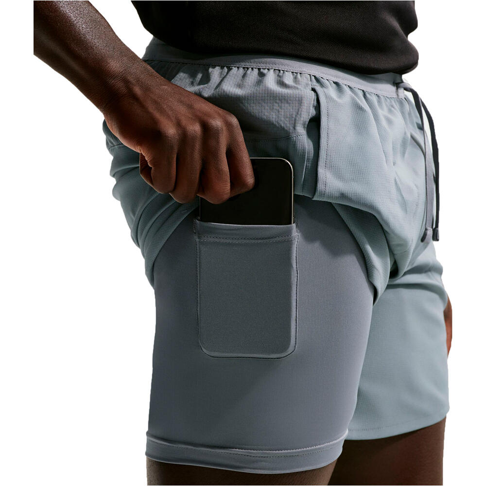 Nike pantaloneta técnica hombre M NK DF STRIDE 2IN1 7IN SHORT GRIS 04