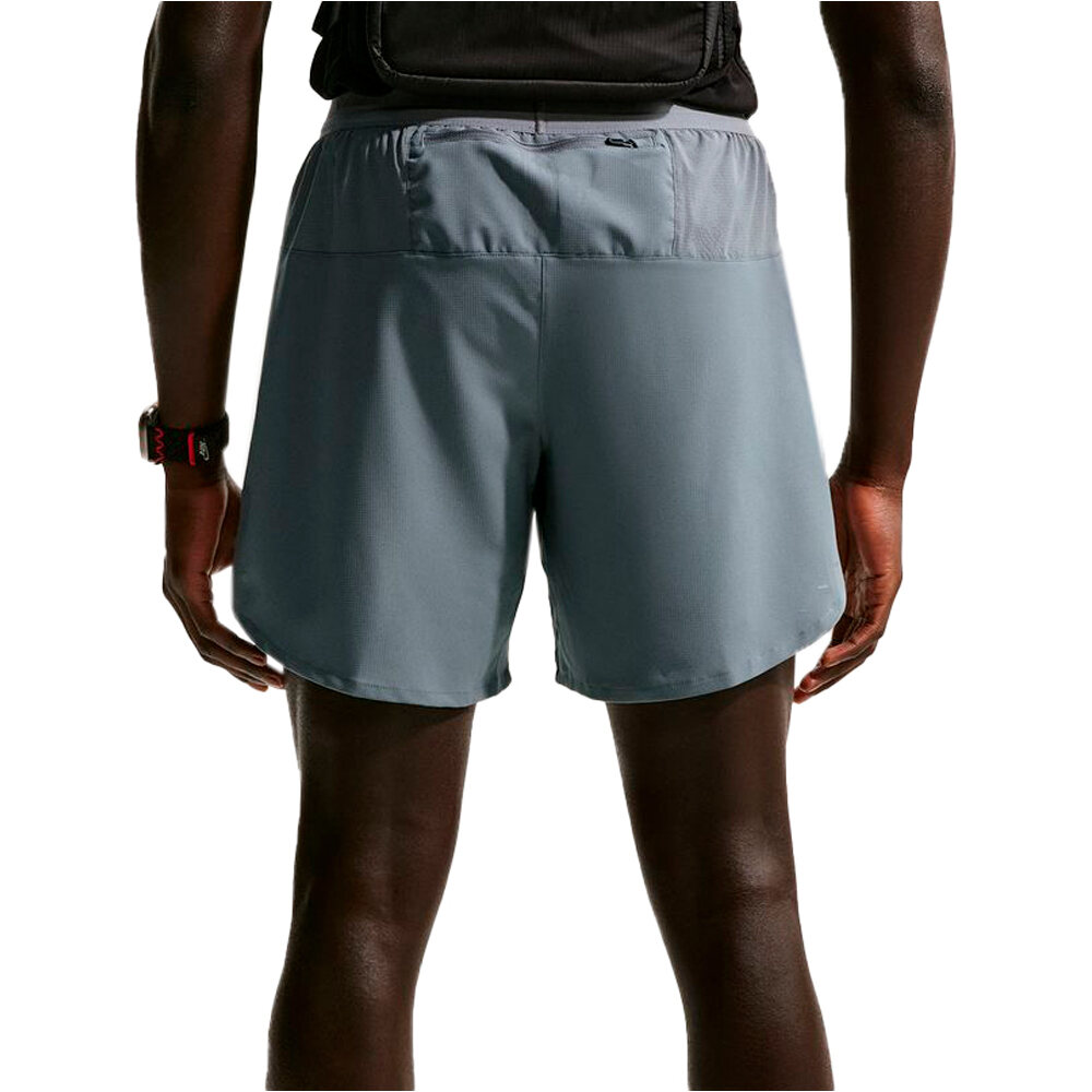 Nike pantaloneta técnica hombre M NK DF STRIDE 2IN1 7IN SHORT GRIS vista trasera