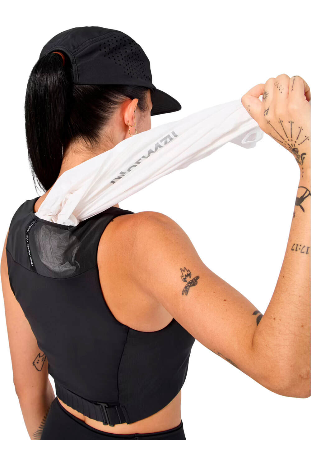 Nnormal camiseta tirantes running TRAIL CROP NEGRO vista trasera