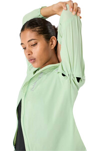 Nnormal CHAQUETA TRAIL RUNNING MUJER TRAIL WIND VERDE vista trasera