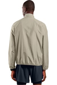 Odlo CHAQUETA RUNNING HOMBRE ESSENTIAL LIGHT GRIS vista trasera