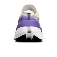 On zapatilla running mujer CLOUDBOOM MAX MORADO vista trasera