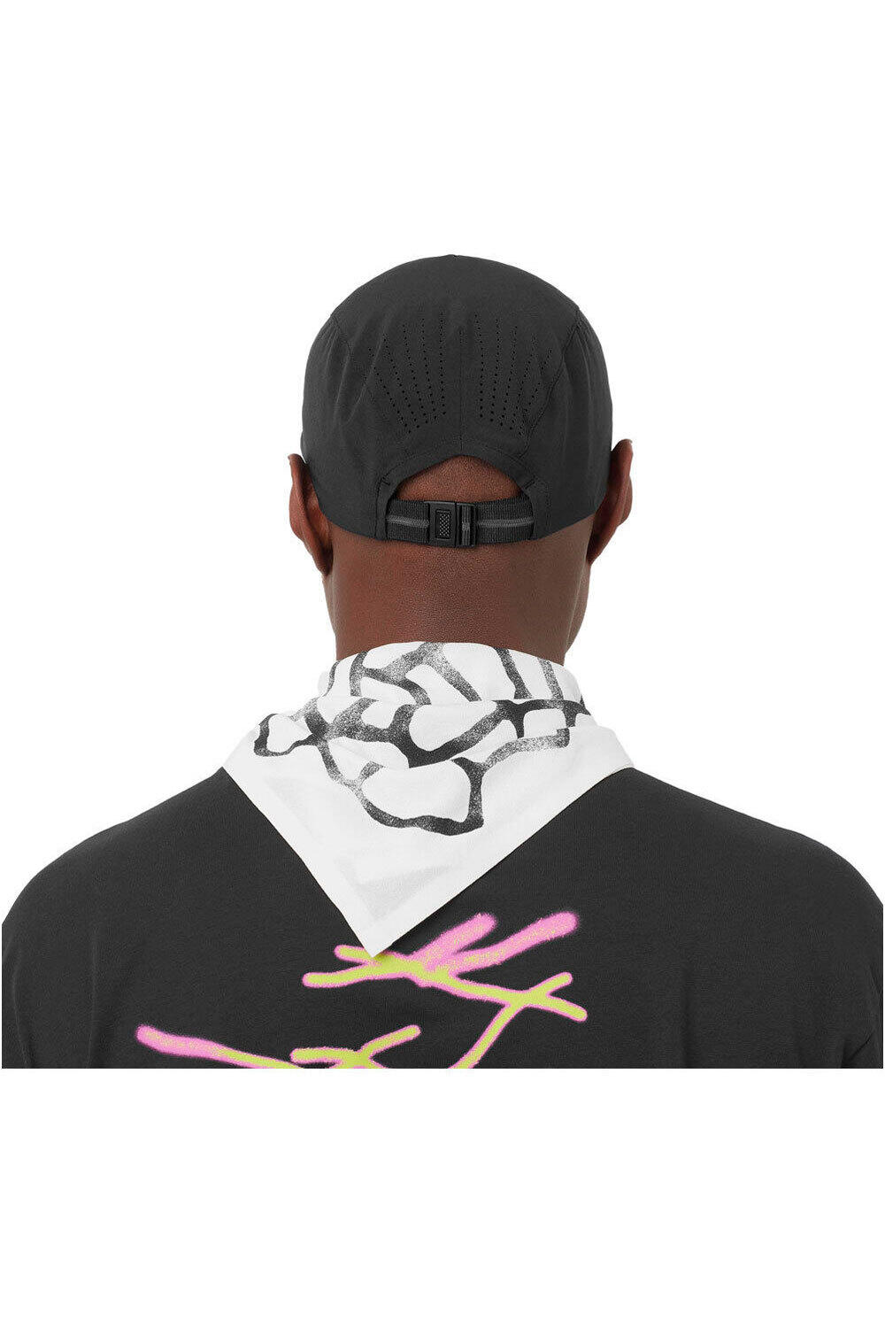 Salomon gorra running SHKOUT NEGRO 02