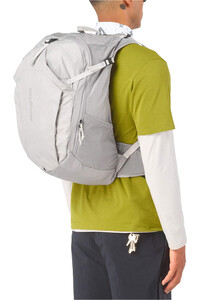 Salomon mochila montaña TRAILBLAZER 30 GRIS 01