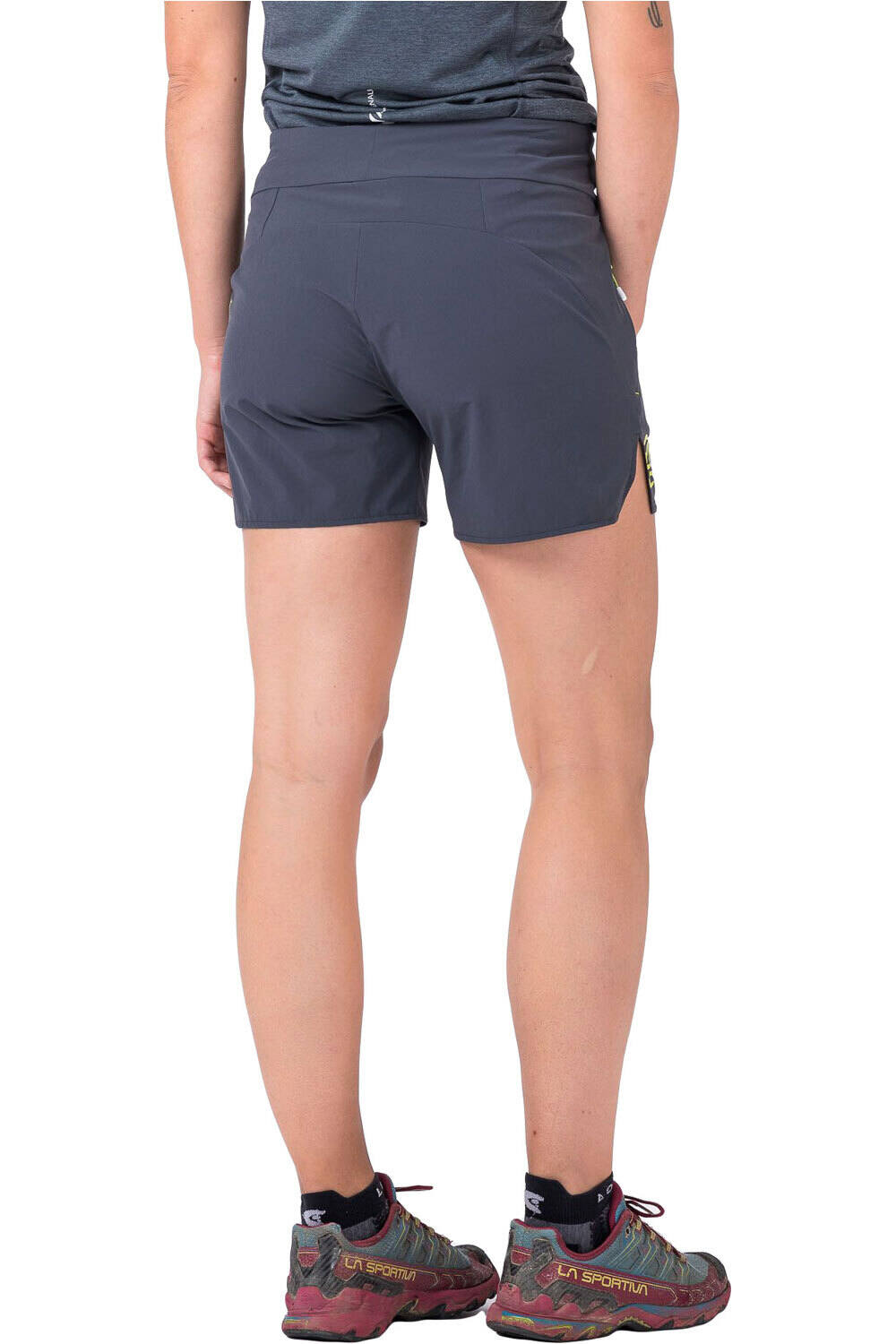 Ternua pantalón corto montaña mujer OUTRUN GRIS vista trasera