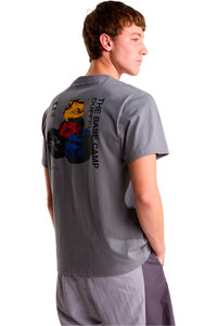The North Face camiseta montaña manga corta hombre BCD CELEBRATION GRIS vista trasera