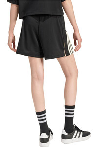 adidas bermuda mujer PANTALN CORTO DE MALLA STADIUM vista trasera
