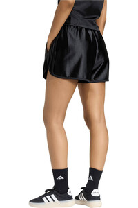adidas bermuda mujer Pantaln corto raso Seasonal Essentia vista trasera
