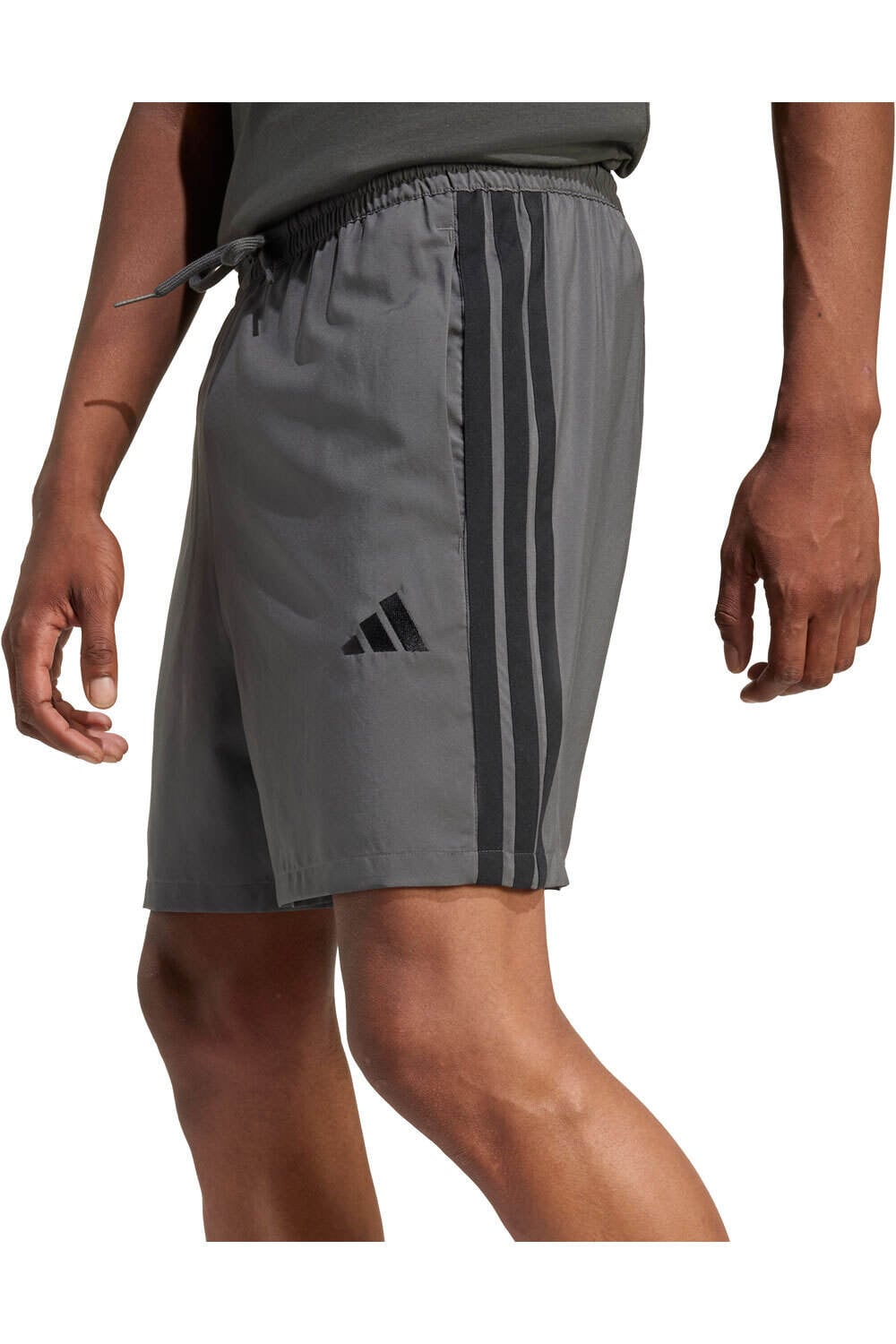 adidas bermudas hombre ESSENTIALS 3 STRIPES CHELSEA vista detalle
