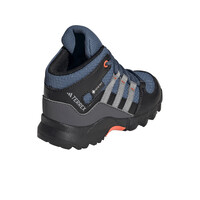 adidas bota trekking niño Terrex Mid GORE-TEX Hiking vista trasera