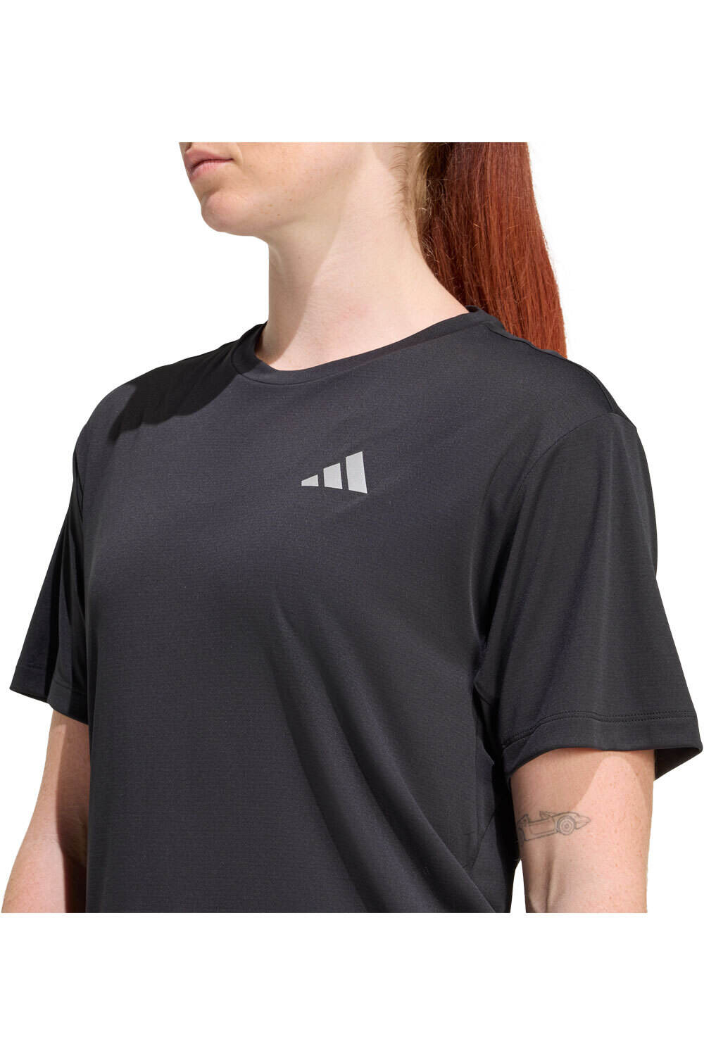adidas camiseta entrenamiento manga corta mujer Run Ess Tee W vista detalle