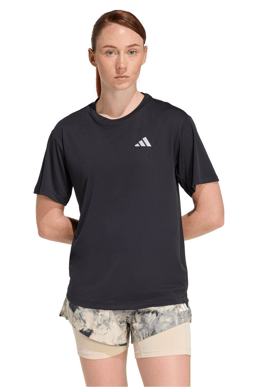 adidas camiseta entrenamiento manga corta mujer Run Ess Tee W vista frontal