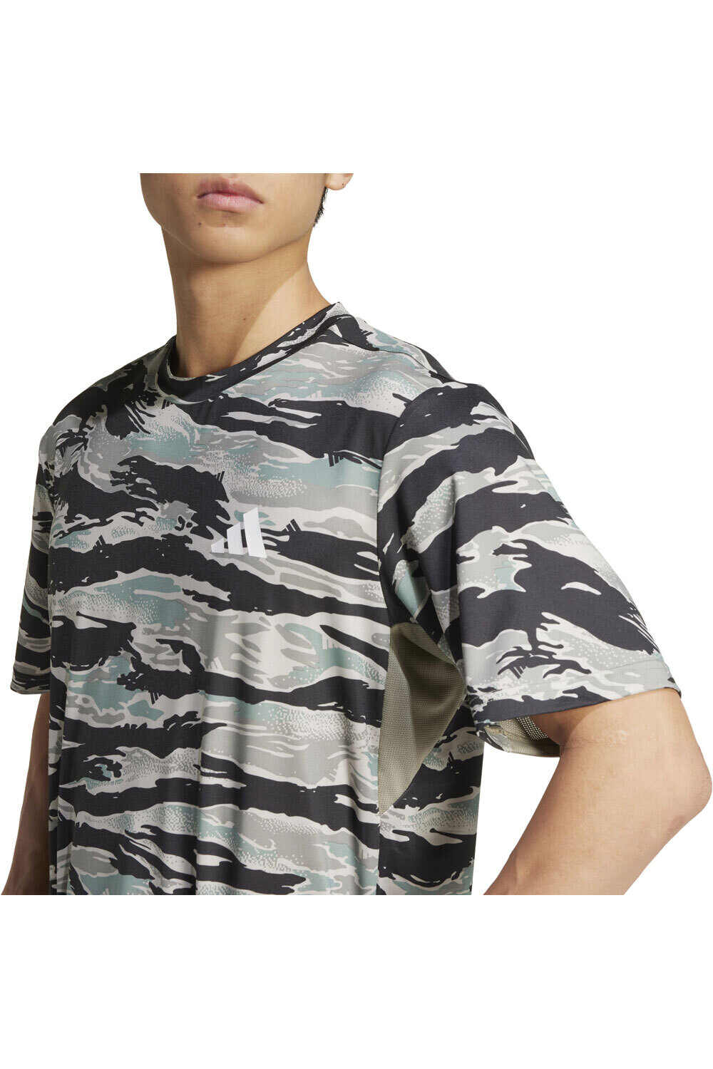 adidas camiseta fitness hombre CAMO AOP TEE vista detalle