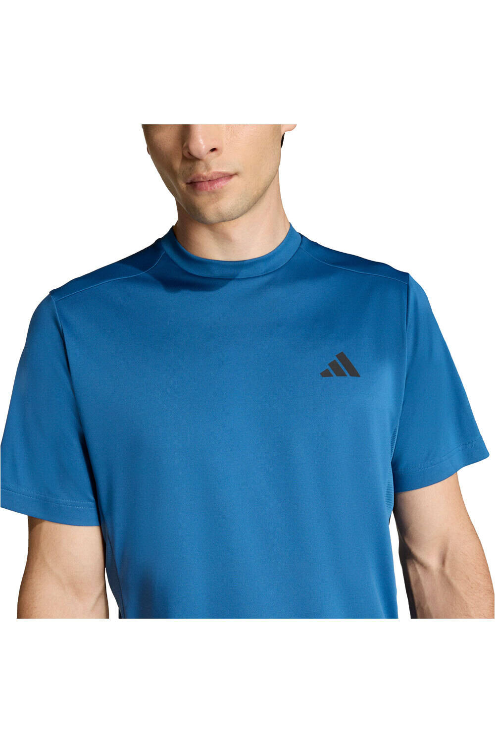 adidas camiseta fitness hombre TECH ESSENTIALS 3 STRIPES vista detalle