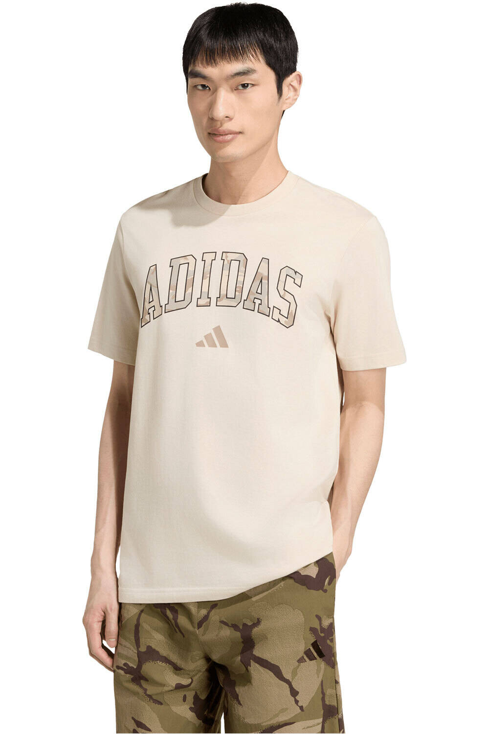 adidas camiseta manga corta hombre CAMISETA ESTAMPADA CAMO SCRIPT vista frontal