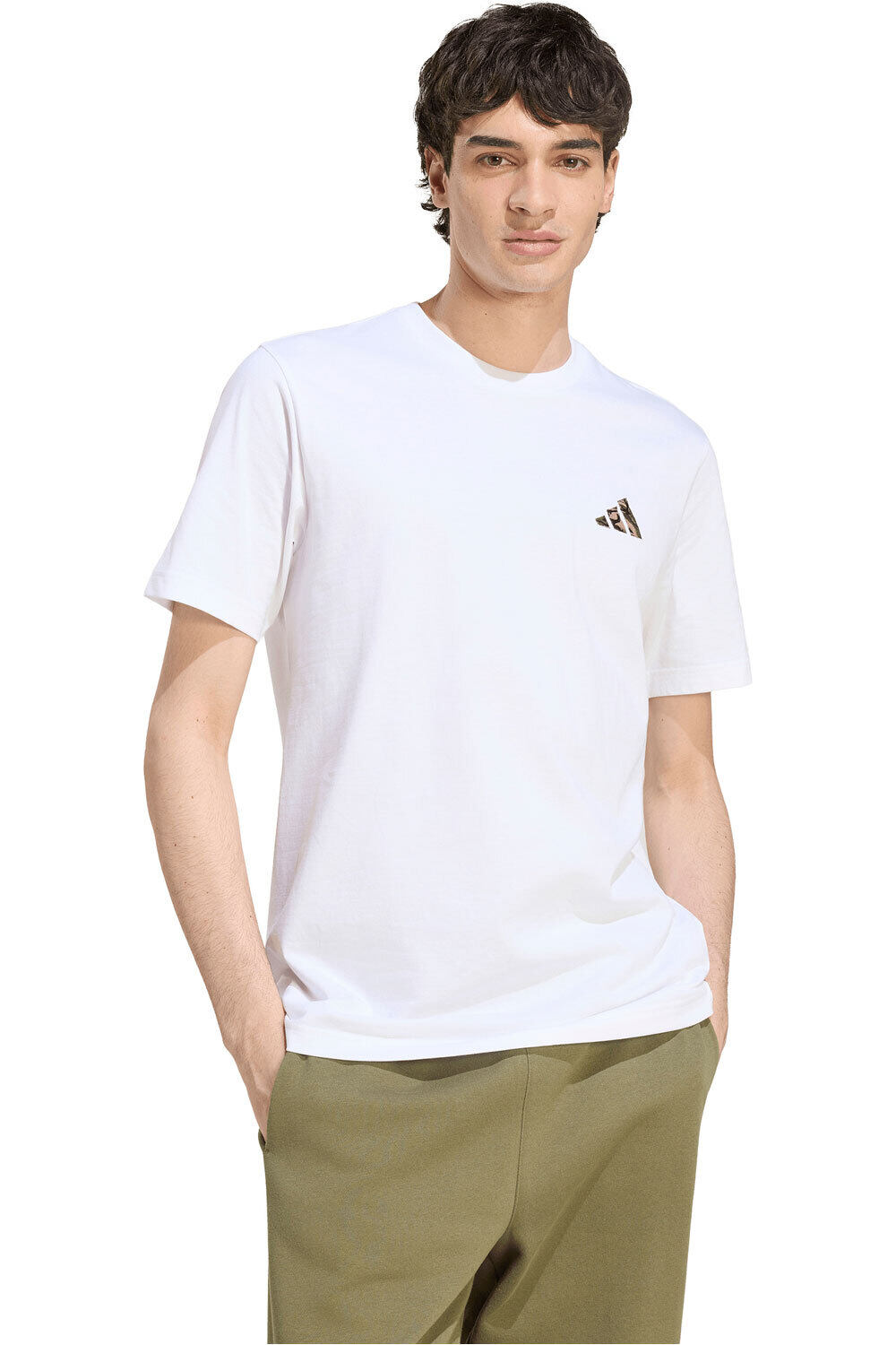 adidas camiseta manga corta hombre CAMISETA LOGO PEQUEO BORDADO CAMO vista frontal