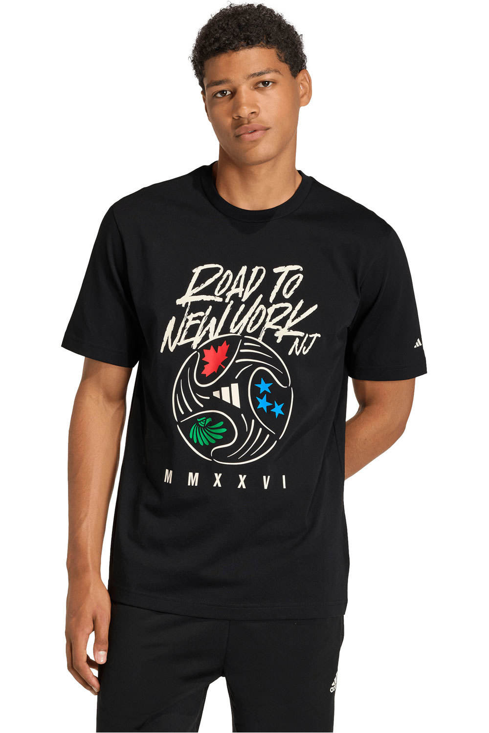 adidas camiseta manga corta hombre FIFA WC ROAD TO NY NJ GRAPHIC vista frontal