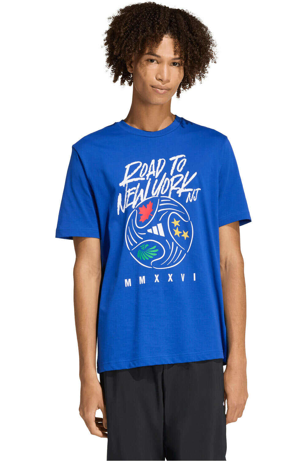adidas camiseta manga corta hombre FIFA WC ROAD TO NY NJ GRAPHIC vista frontal